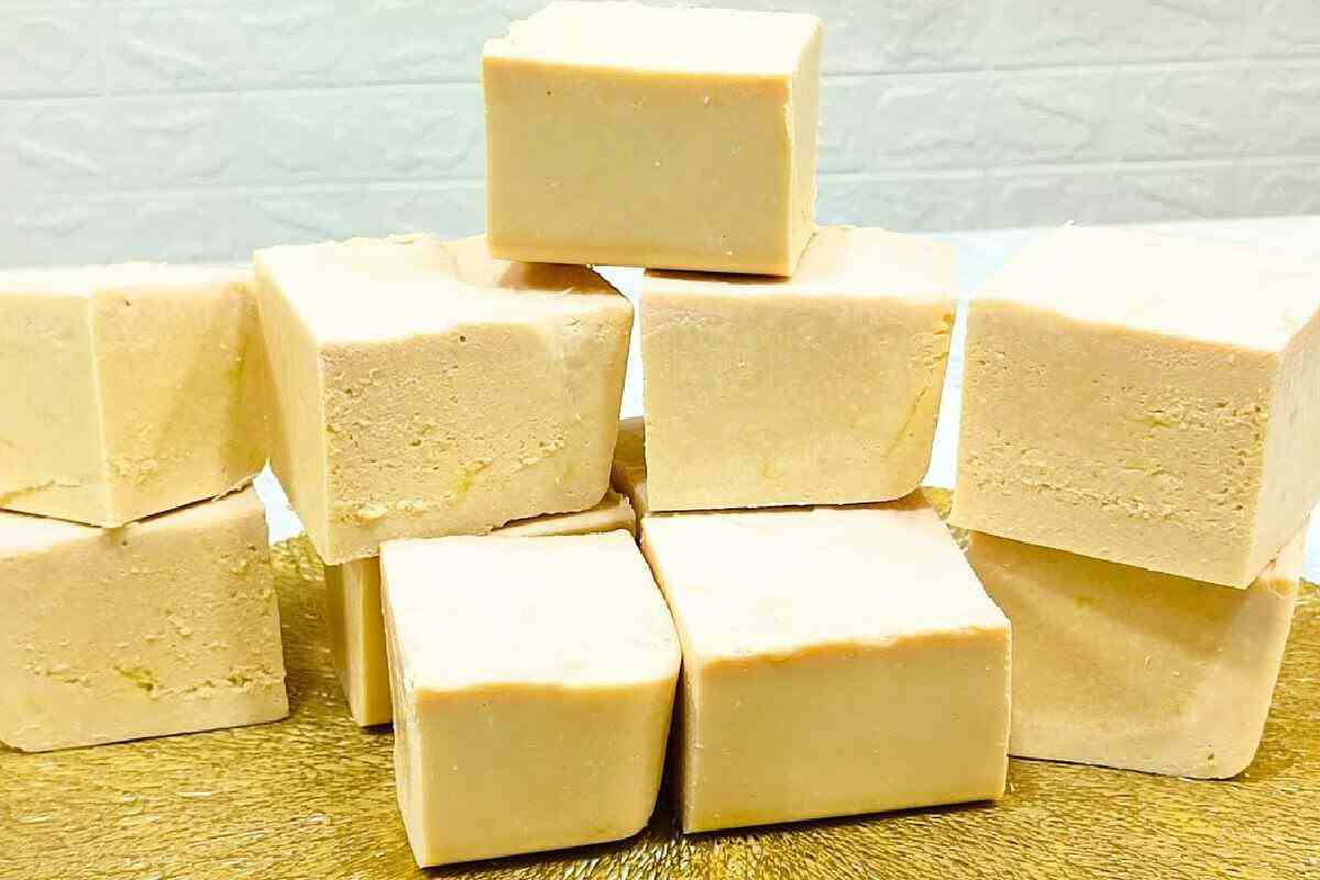 Sabão com óleo usado além de econômico espuma bastante na hora de lavar a roupa