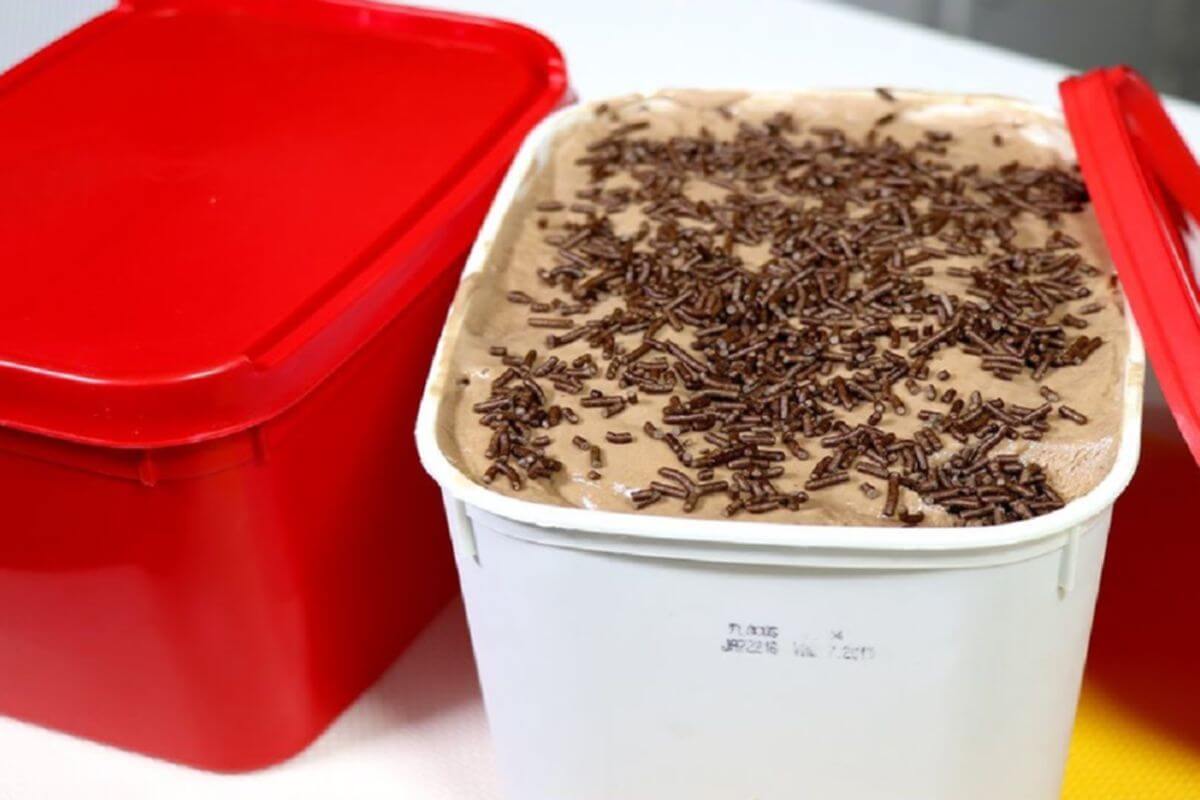Sorvete de chocolate caseiro que fica igualzinho o da sorveteria