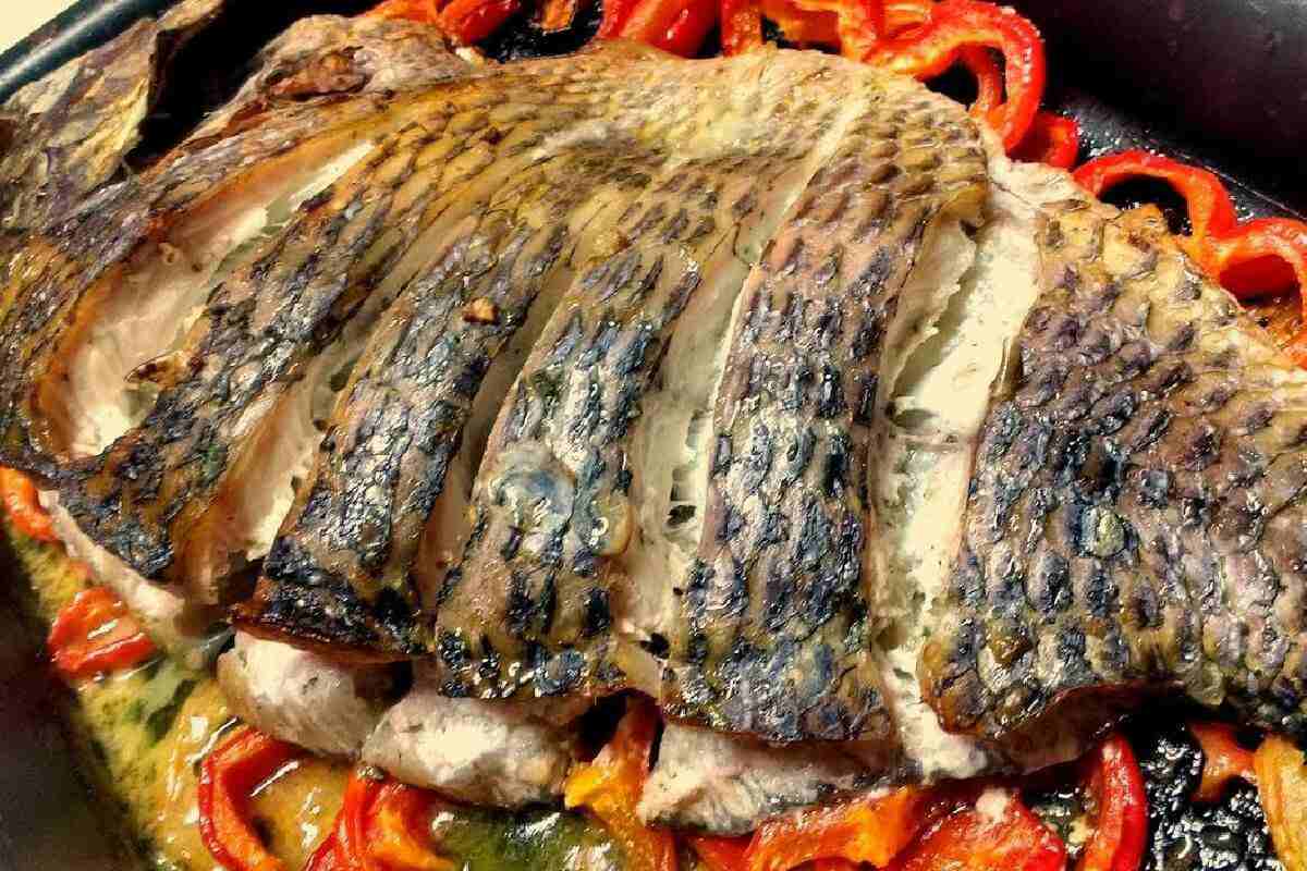 Veja como preparar e temperar uma tilápia assada para o almoço da sua família