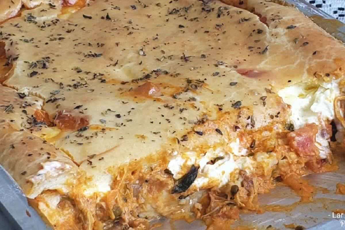 Torta de frango cremosa com uma massa perfeita que ninguém coloca defeito