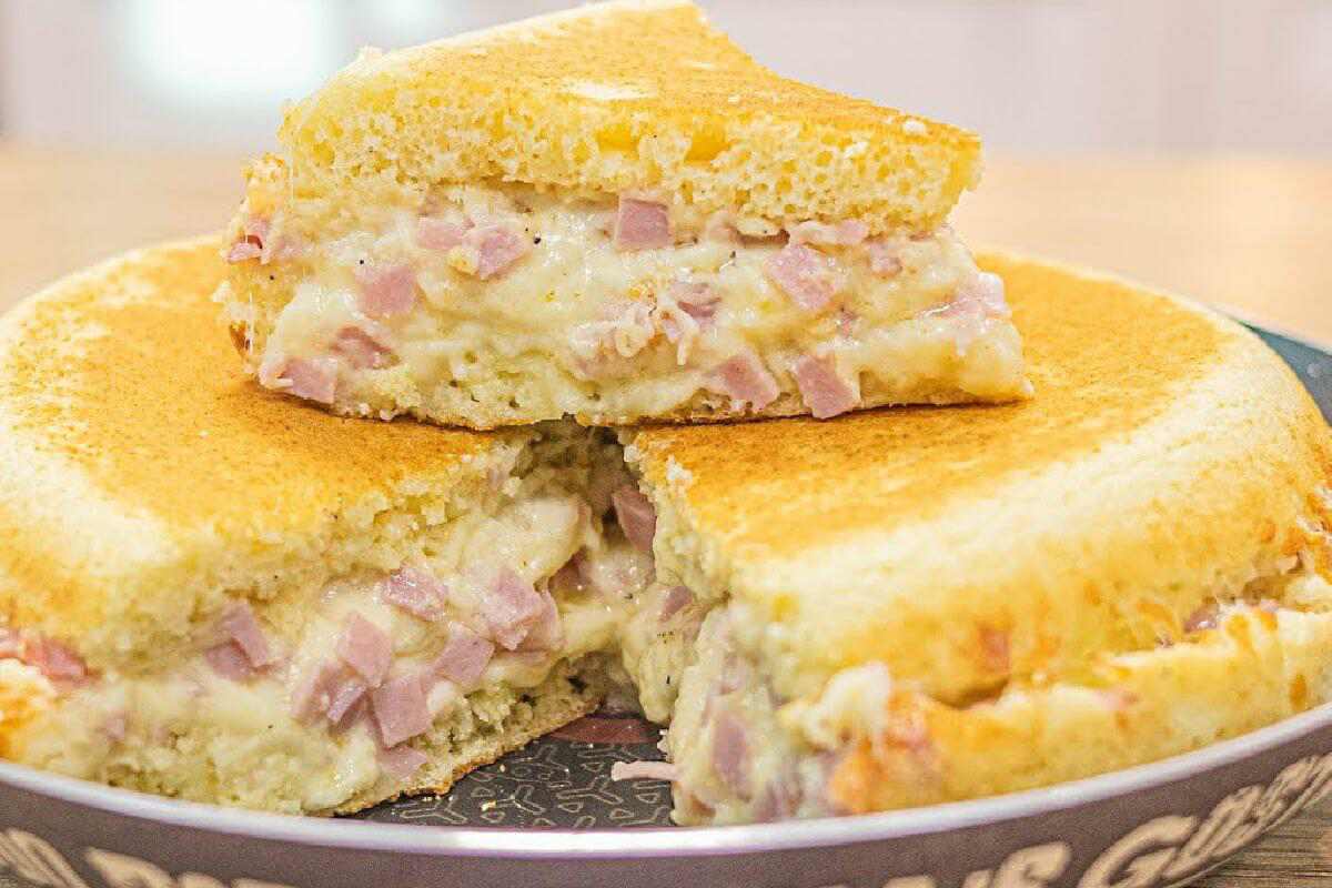 Torta de frigideira com um recheio super gostoso e molhadinho