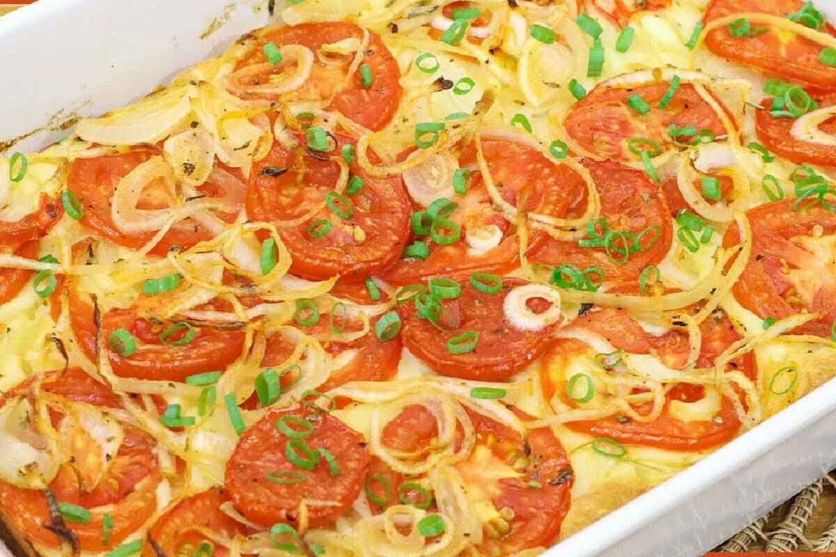 Torta salgada de tomate muito saborosa serve deliciosamente para o lanche ou jantar