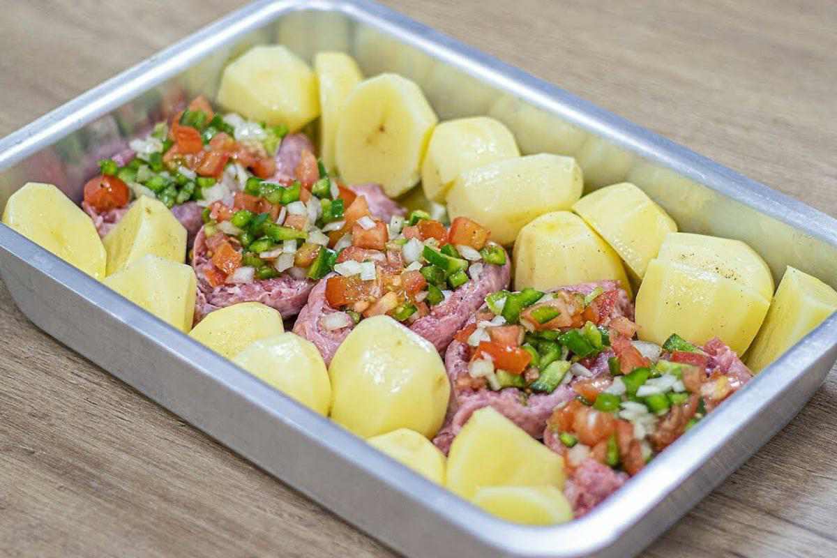 Fiz um almoço de domingo de linguiça recheada com vinagrete e batata ficou uma delícia