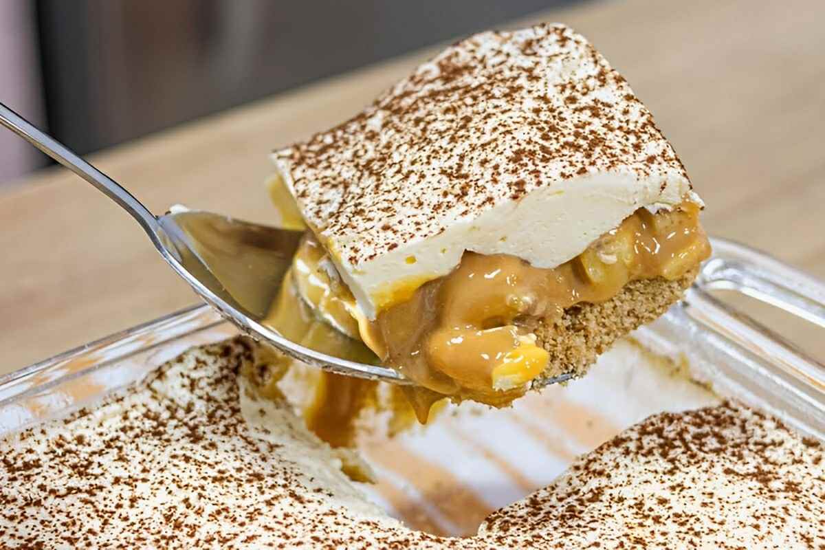 Banoffee na travessa que fica tão gostosa que a vontade é comer toda semana