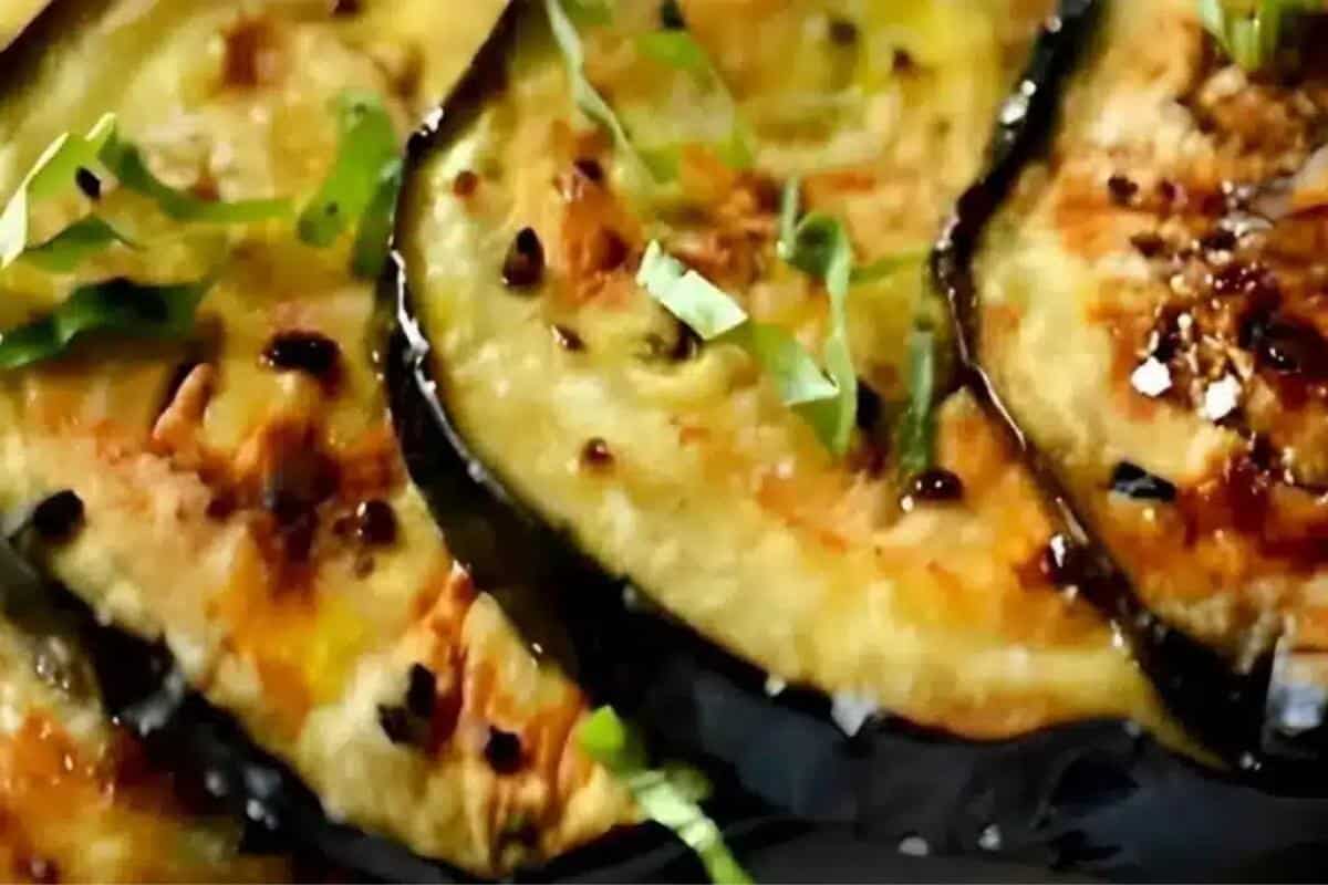 Berinjela assada é um ótimo acompanhamento para seu almoço de domingo