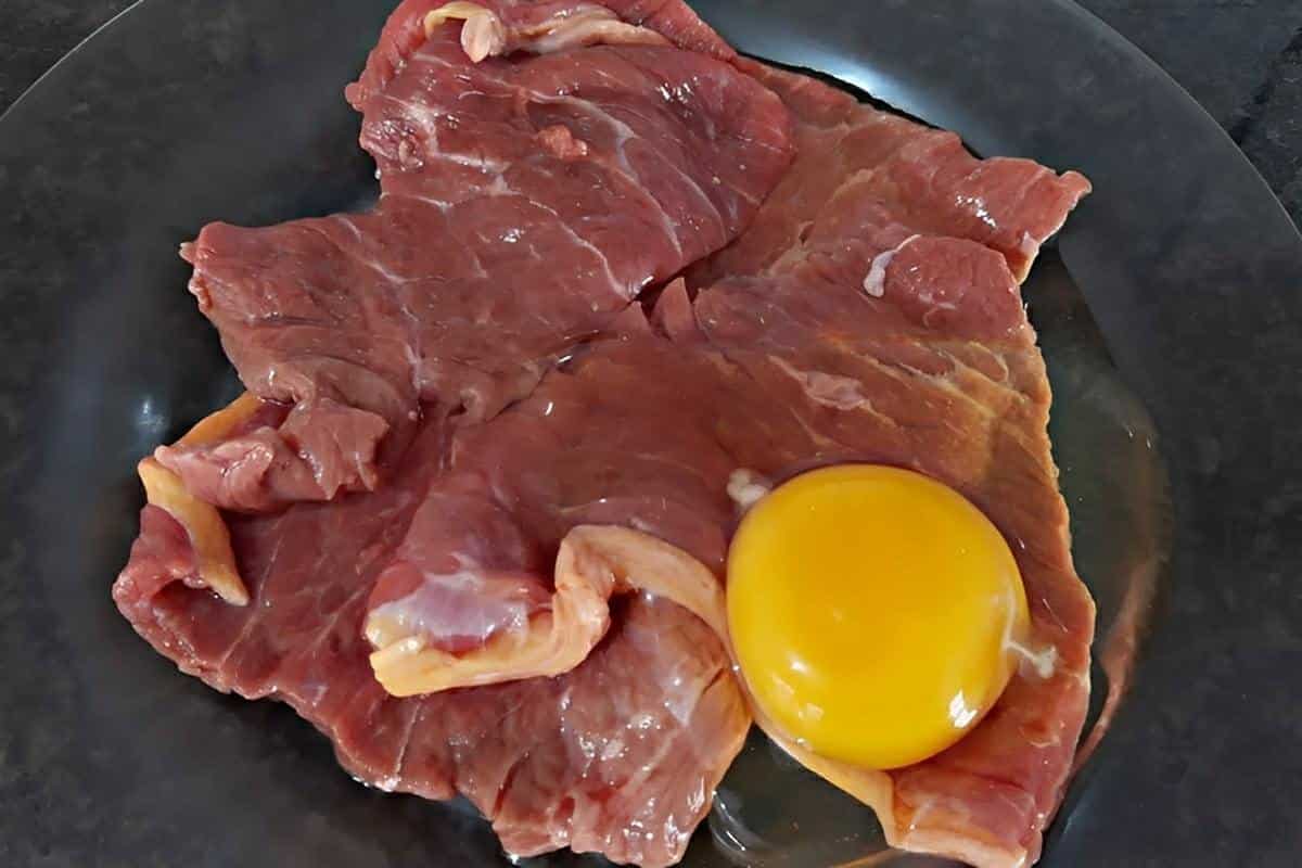 Segredo para fazer um bife à milanesa suculento e com casquinha crocante