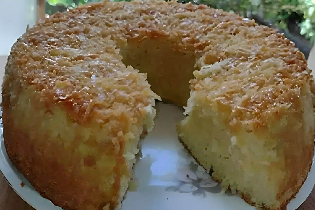 Bolo de coco caramelizado que perfeito para saborear com toda sua família