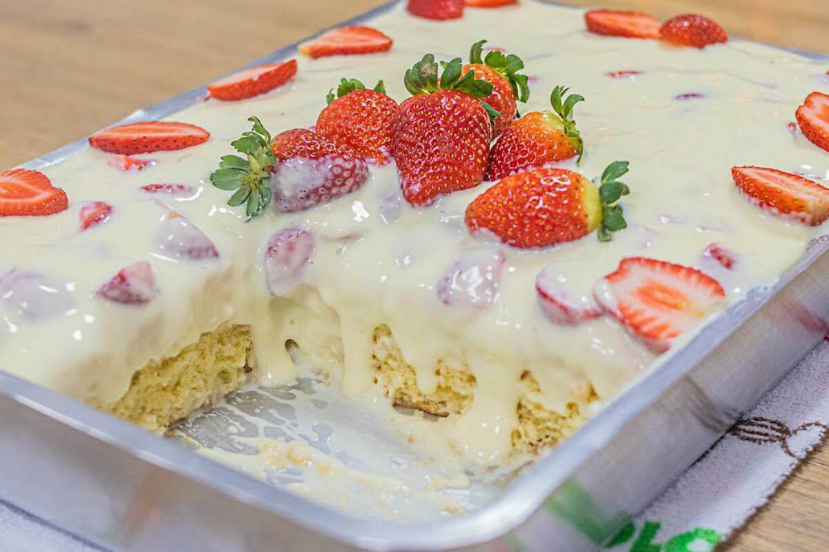 Esse bolo de creme com morango é simplesmente incrível molhadinho de dar água na boca
