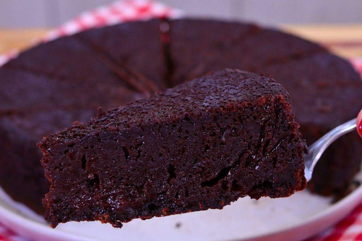 Bolo cremoso de chocolate super fácil de fazer e fica uma maravilha