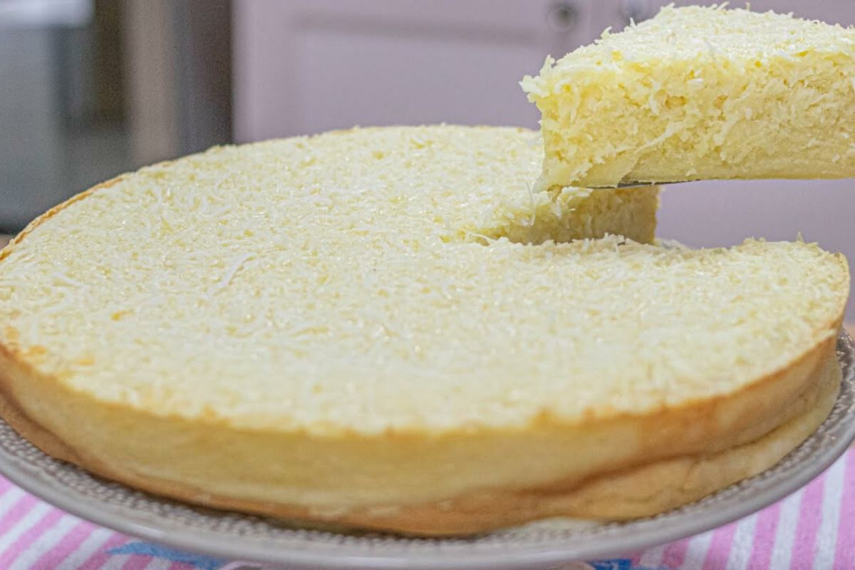 Bolo cremoso de coco desmancha na boca e fica totalmente irresistível