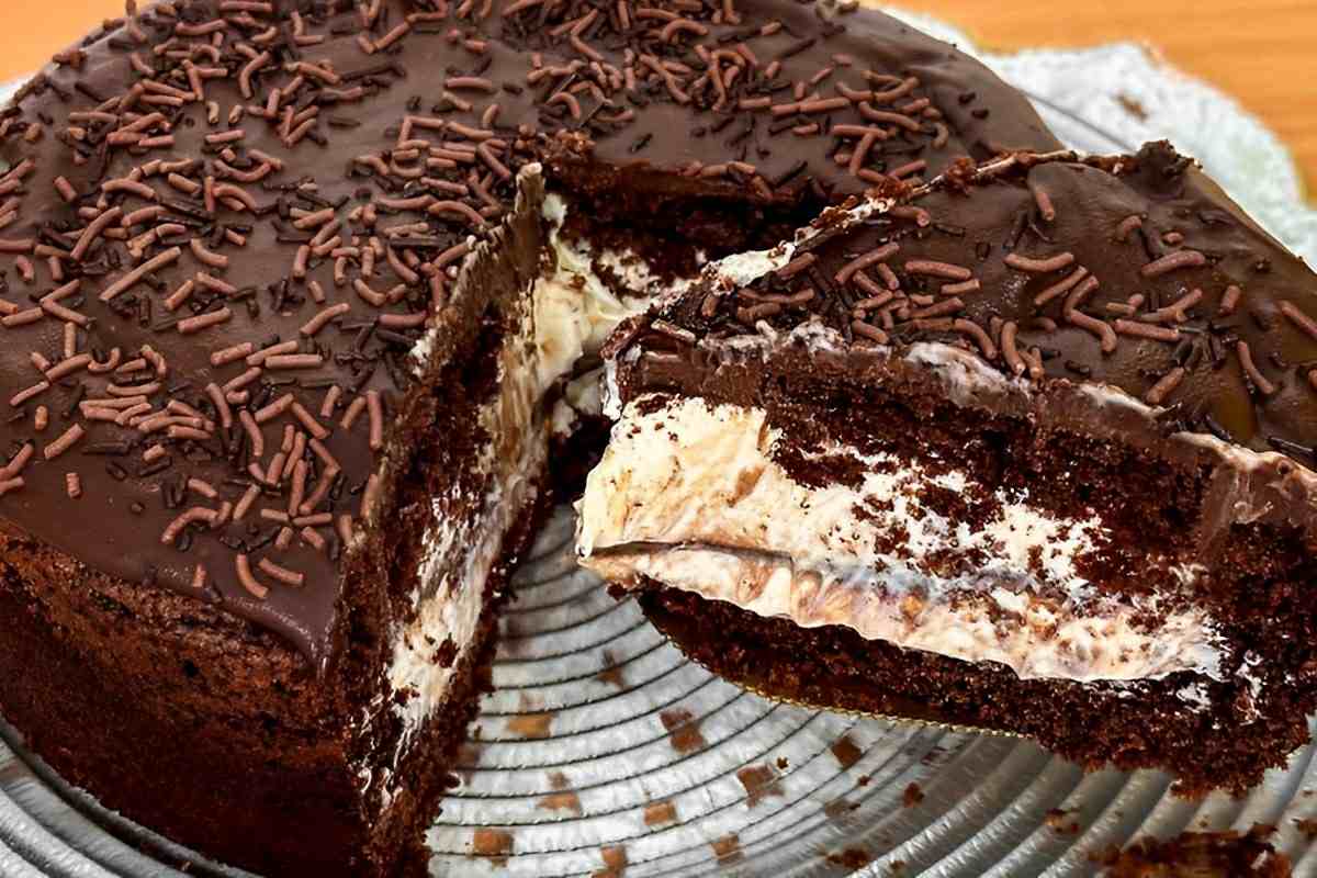 Bolo de chocolate recheado simplesmente irresistível e bem fácil de fazer