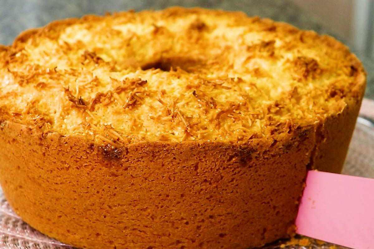Bolo de coco com casquinha crocante que vai parecer bolo de confeitaria