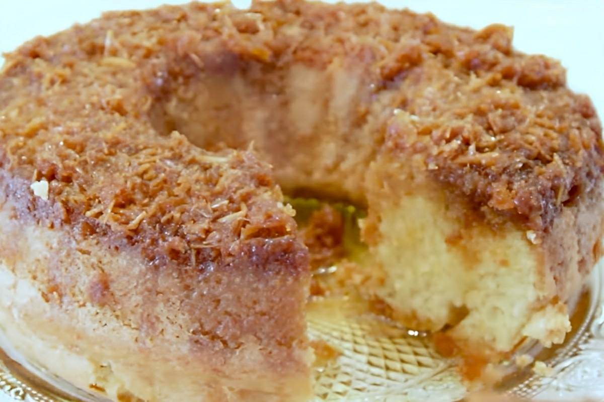 Bolo de coco molhadinho vai acabar rapidinho na sua hora do café