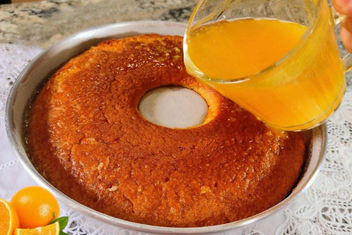 Bolo de laranja úmido e molhadinho para servir no café da manhã ou da tarde
