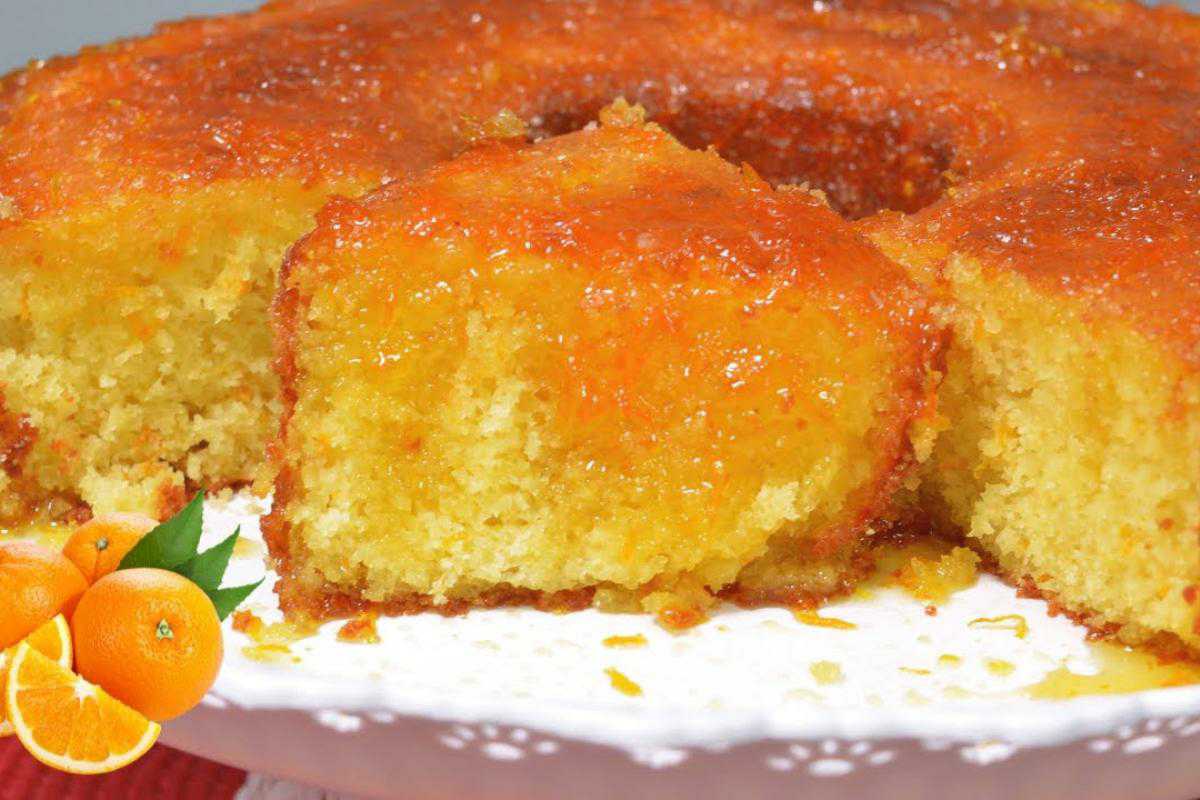 Bolo de laranja com calda fica super molhadinho impossível comer um pedaço só