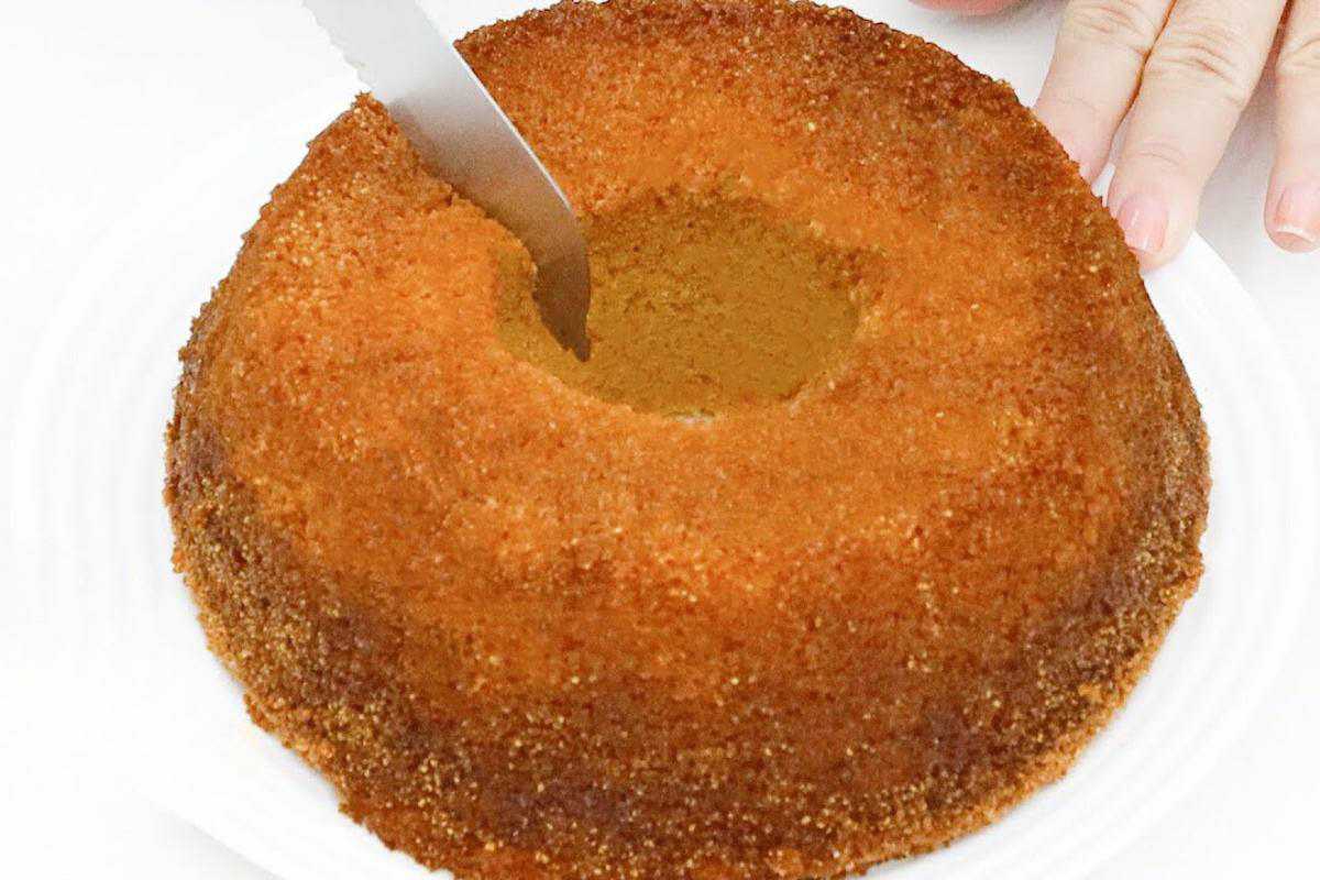 Bolo de milho de latinha com poucos ingredientes para você servir no lanche da tarde
