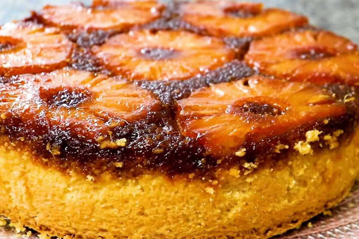 Bolo invertido de abacaxi com pedaços da fruta que é uma tentação de tão gostoso