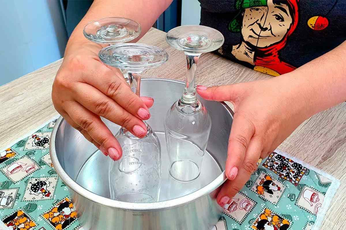 Coloquei as taças na assadeira e fiz um delicioso bolo mesclado