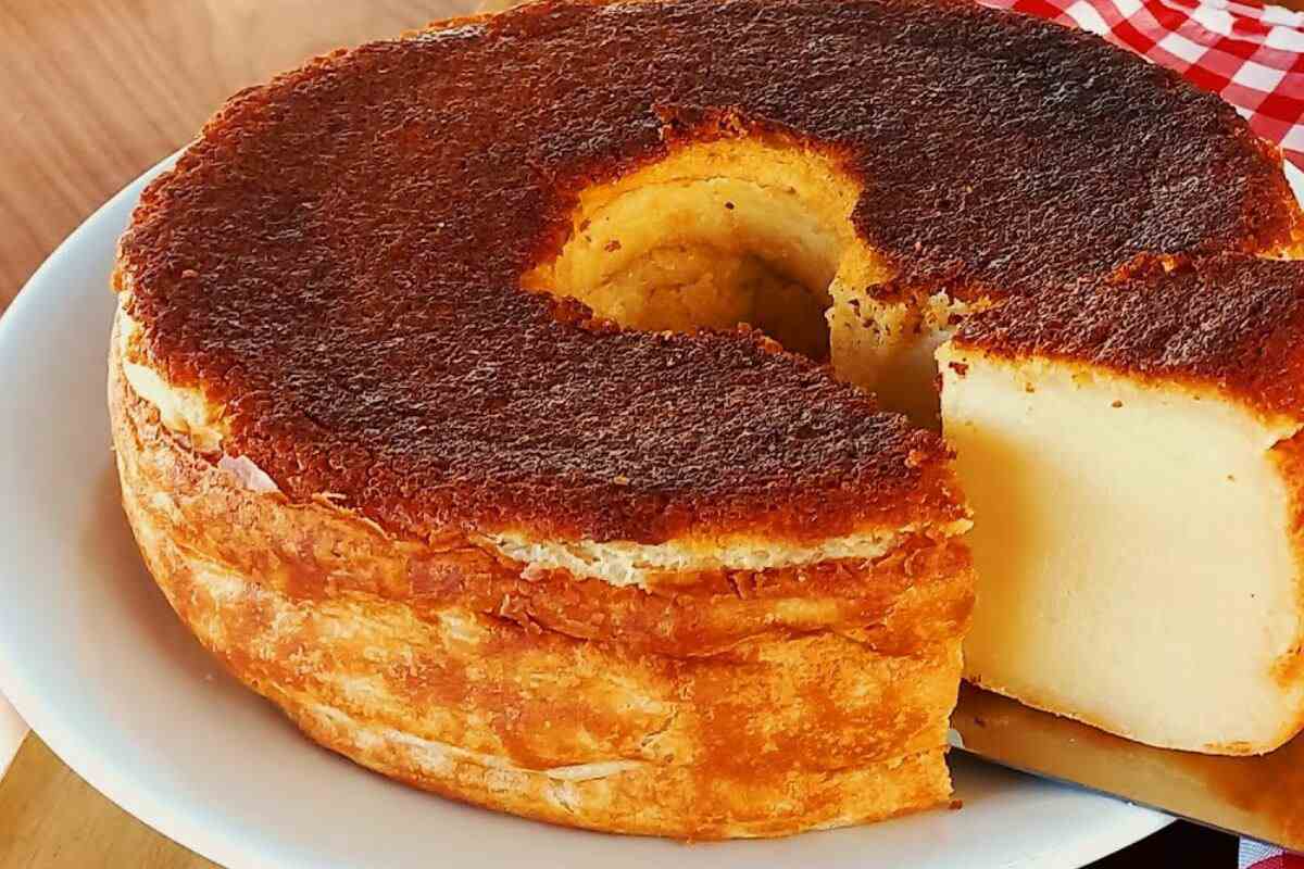 Bolo mole que parece pudim de tão cremoso que ele fica