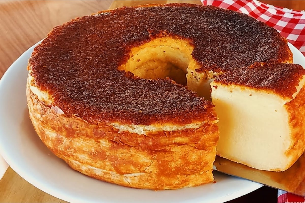 A melhor versão de bolo mole que existe parece pudim de tão cremosão