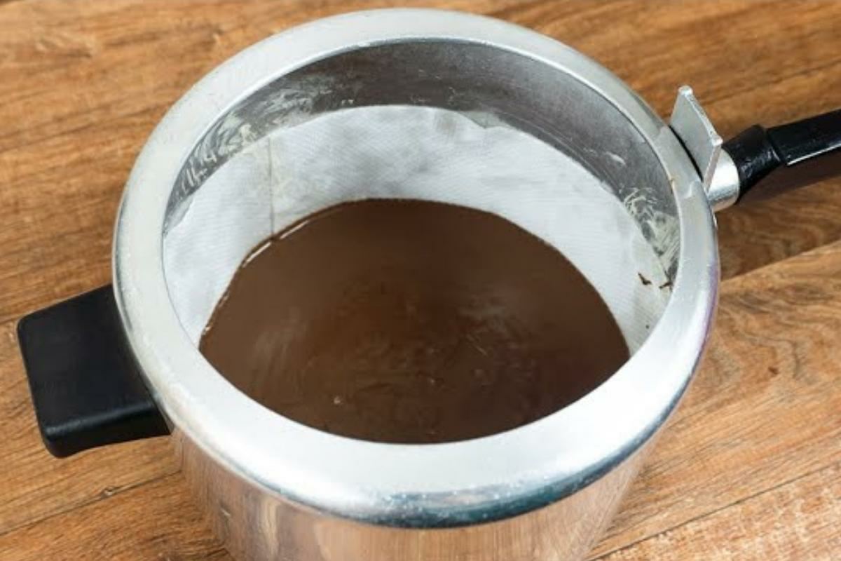 Bolo na panela de pressão de chocolate delicioso muito prático de fazer