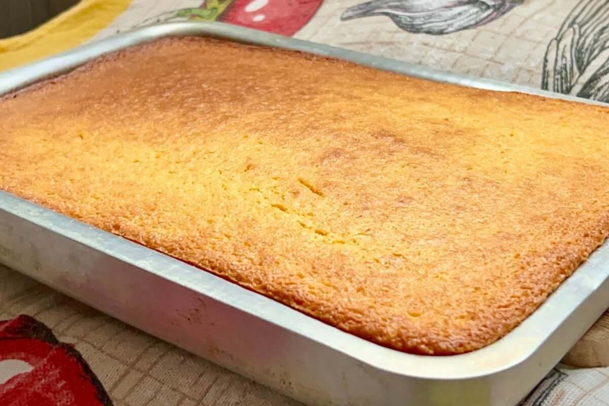 Bolo sem farinha na assadeira grande para servir na hora do café da tarde