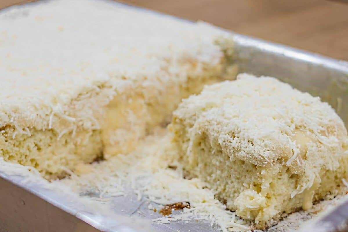 Bolo toalha felpuda bem molhadinho que não dá para comer apenas um pedaço
