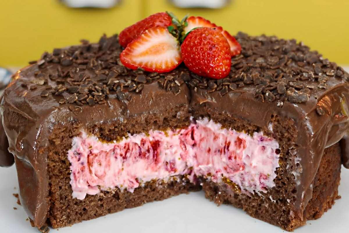 Bolo trufado de chocolate que fica simplesmente incrível e muito recheado