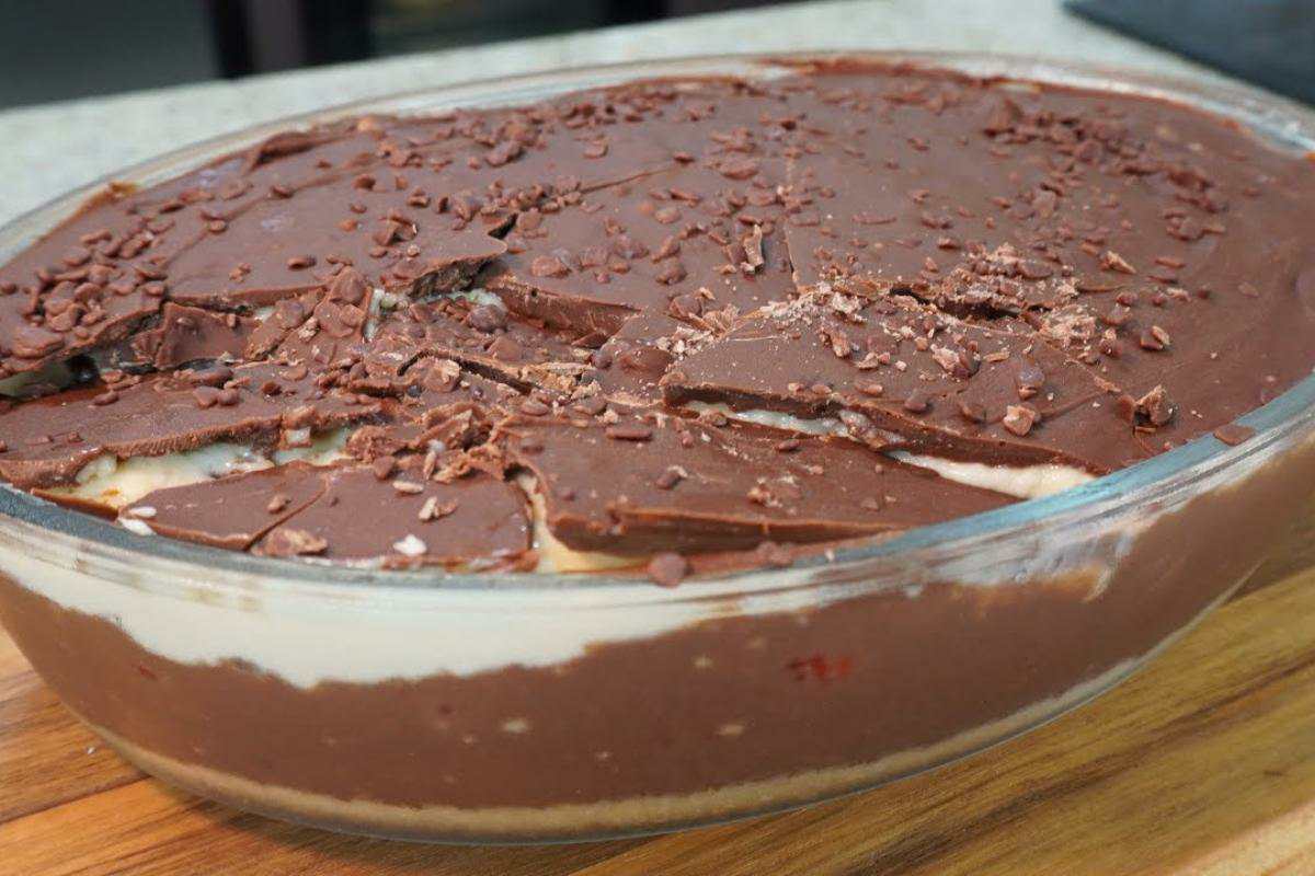 Bombom na travessa uma sobremesa super cremosa e chocolatuda que todo ama