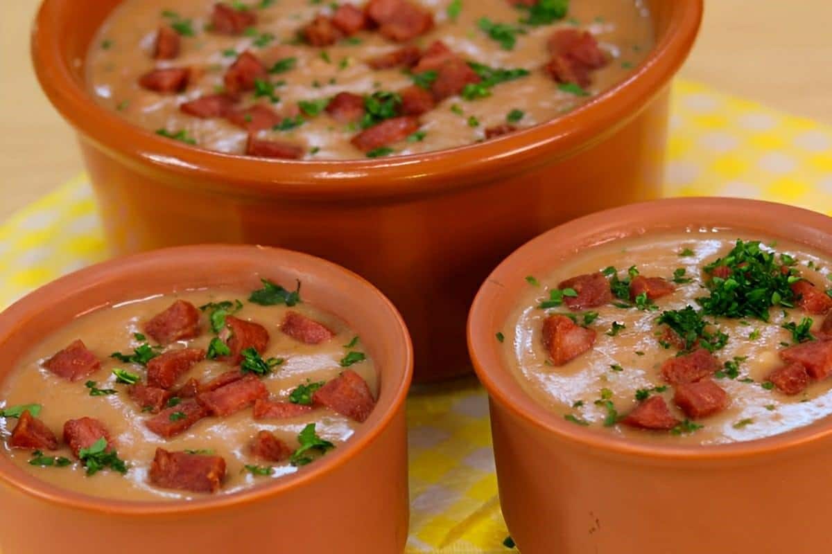Caldinho de feijão com bacon e calabresa muito saboroso e simples de preparar