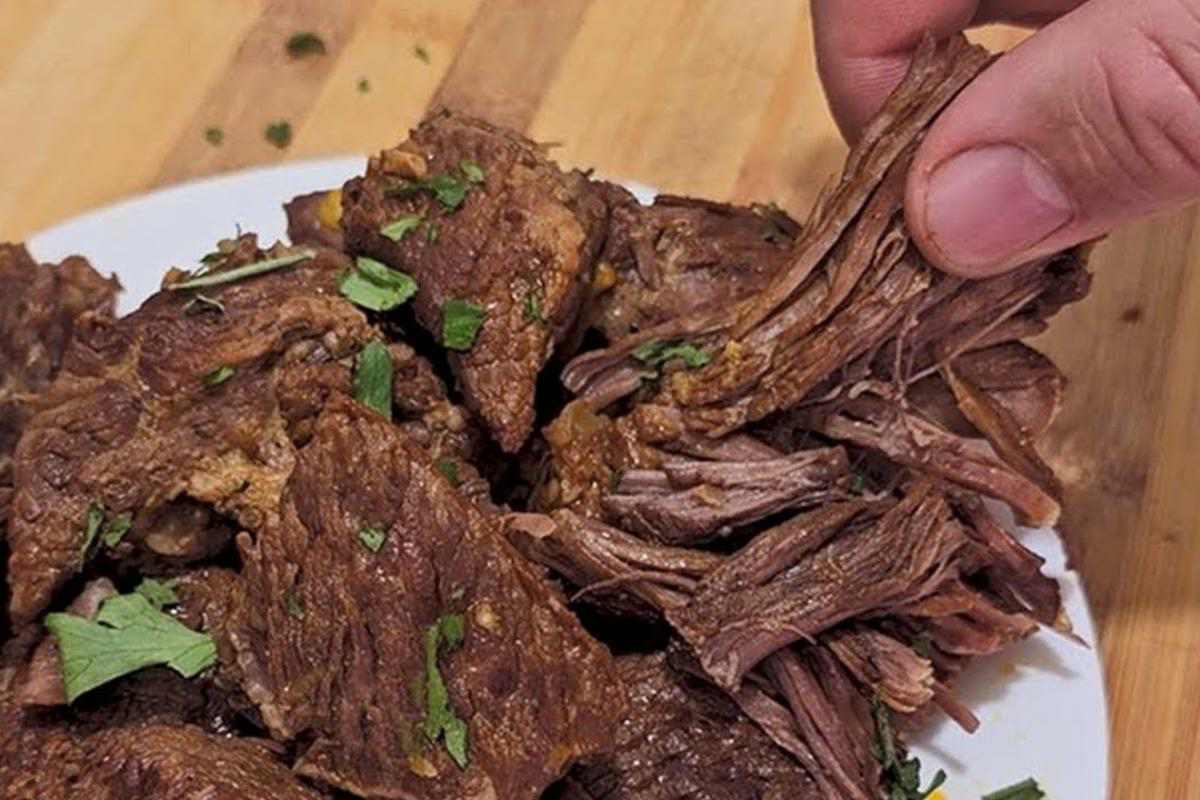 Carne de panela desmanchando e muito suculenta com um segredo especial no preparo