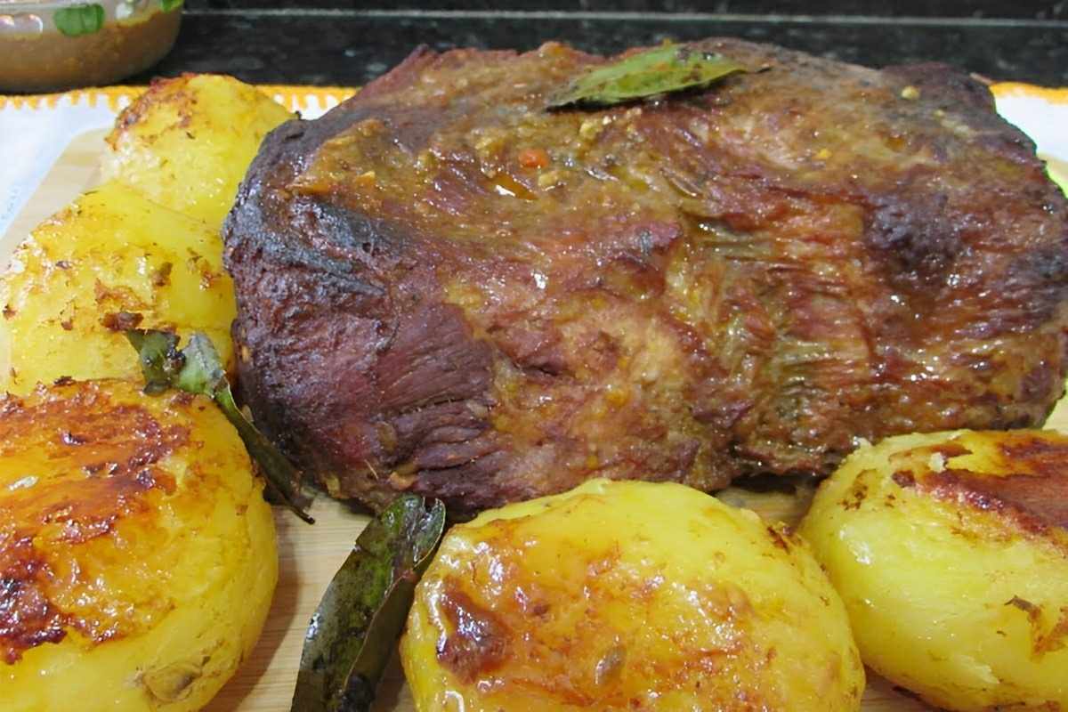 Cupim assado no forno que fica super saboroso e sai do forno desmanchando de tão suculento