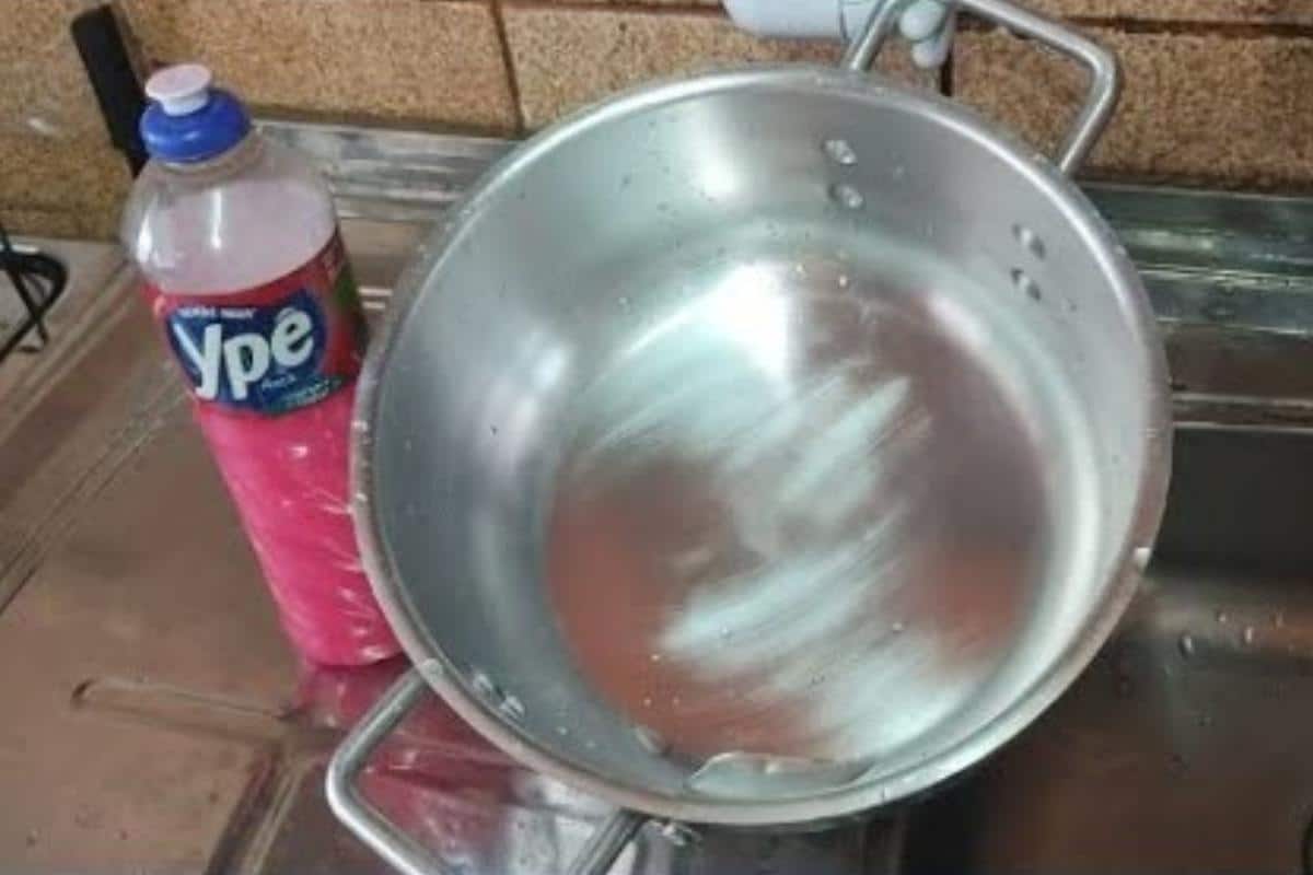 Detergente caseiro super potente limpa e dá brilho nas suas panelas