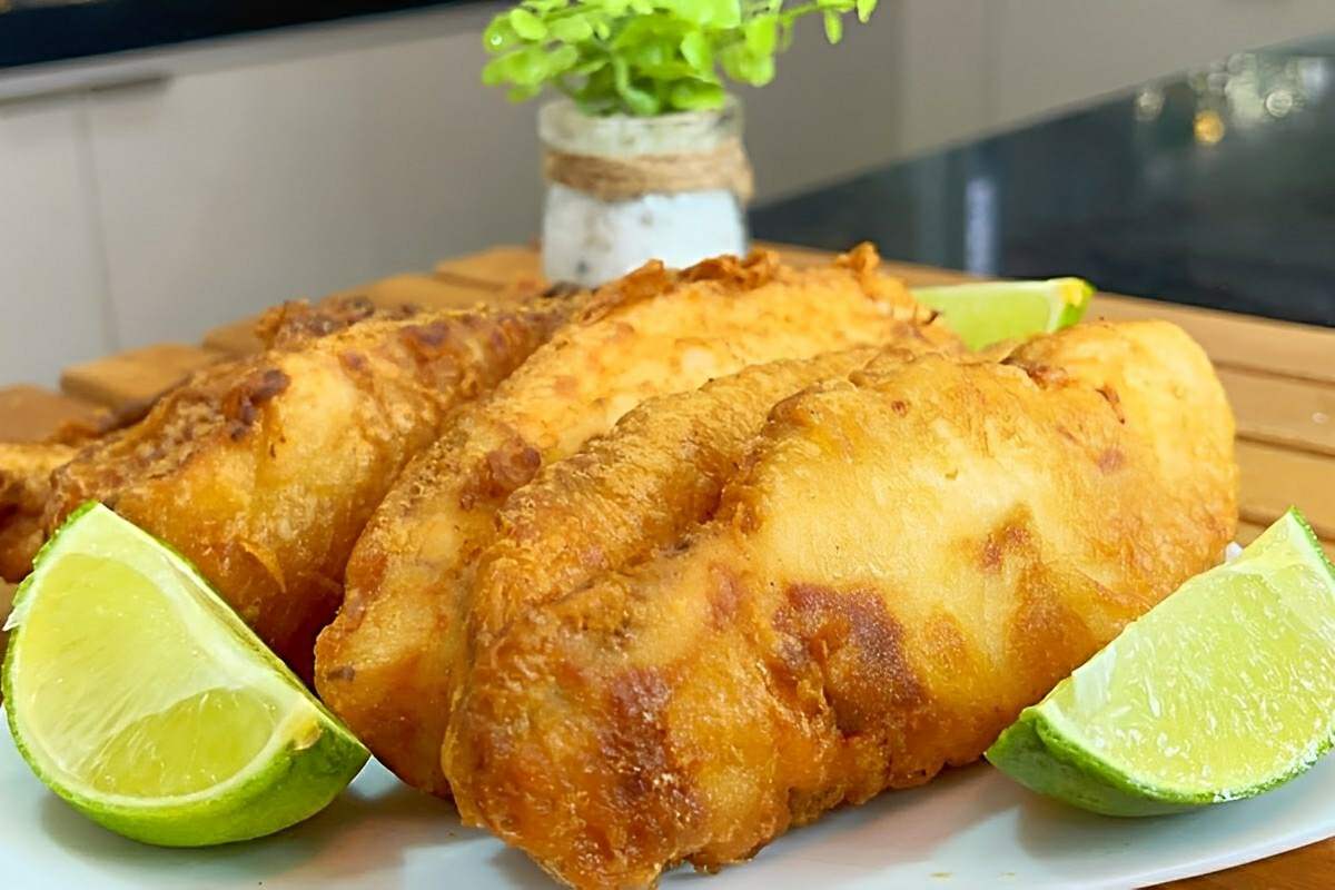 Filé de peixe empanado igual de restaurante que fica perfeito e delicioso