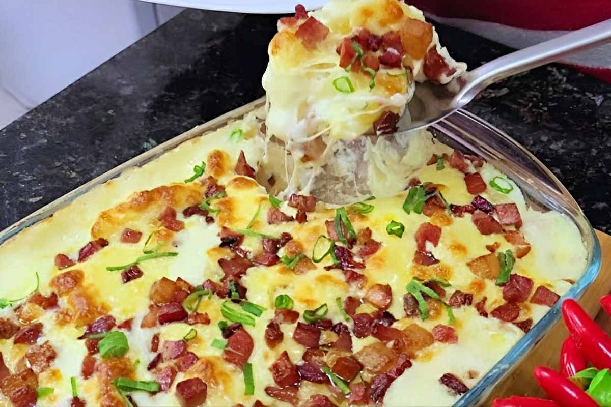 Mandioca gratinada com bacon e queijo super saborosa para o almoço de dia das mães