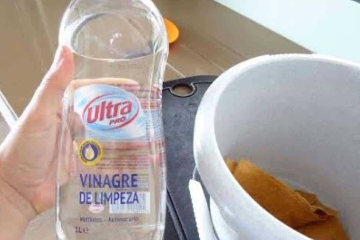 Misturinha para desencardir piso de um jeito fácil sem ficar esfregando por horas com vassoura