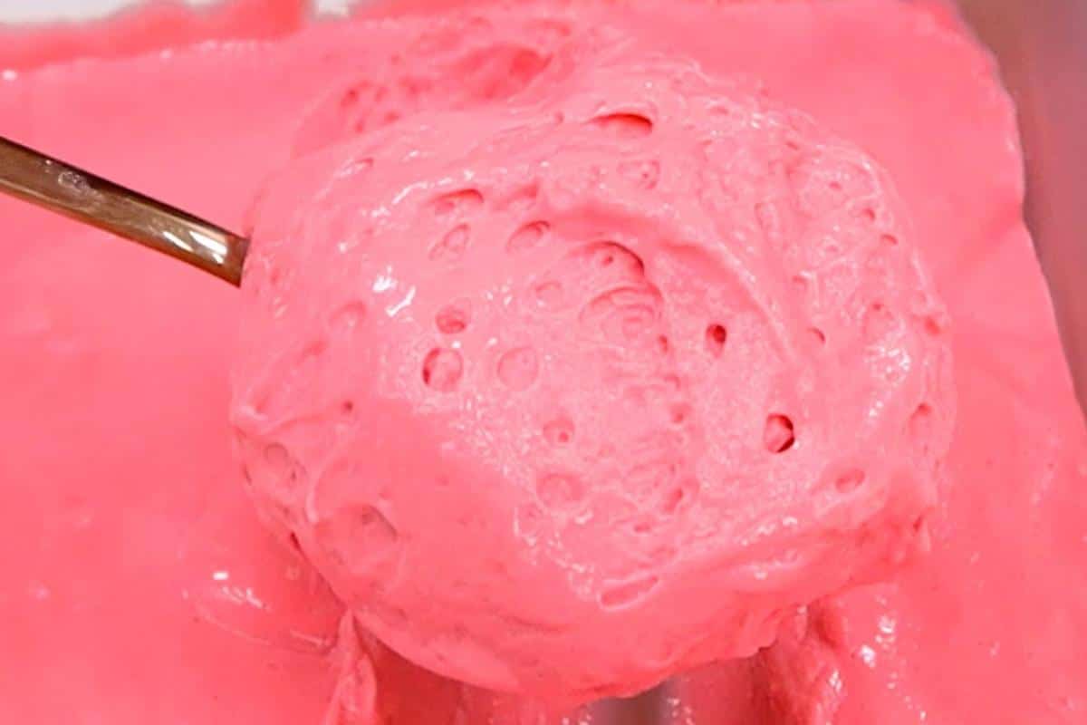 Mousse de morango muito cremoso fácil de fazer e parece um sorvete