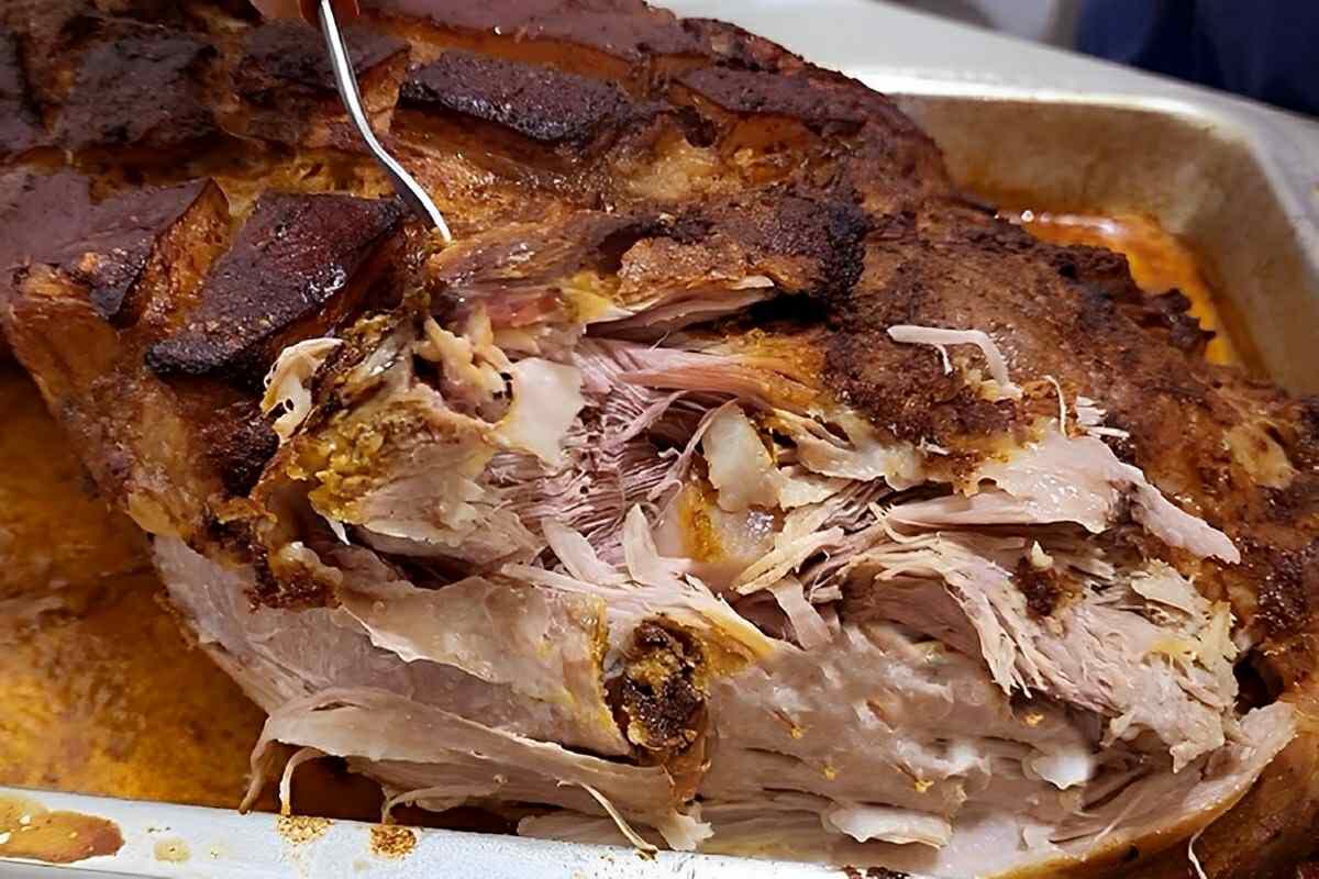 Pernil assado que desmancha e desfia quando sai do forno perfeito para seu almoço do fim de semana