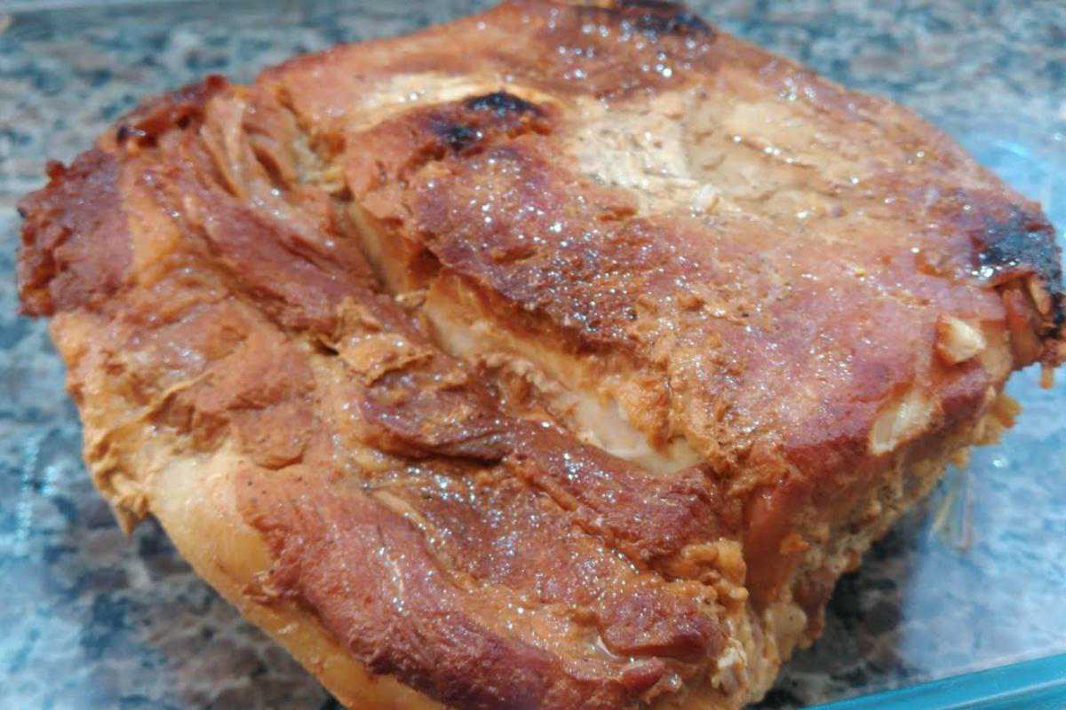 Pernil assado na panela feito desse jeito fica suculento e desmanchando
