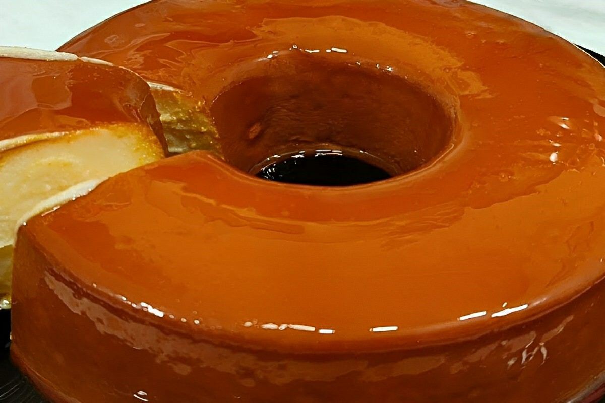 Pudim cremoso com iogurte e leite condensado que você vai amar