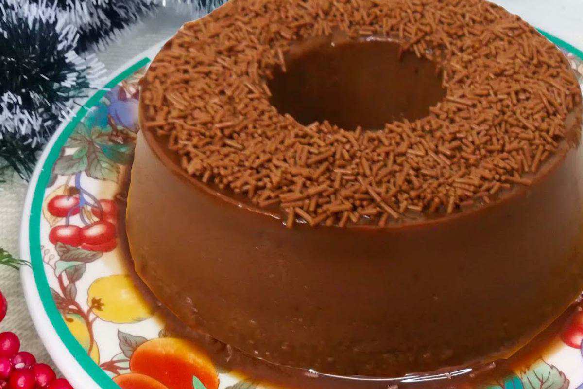 Pudim de chocolate cremosão uma sobremesa chocolatuda que todo mundo ama