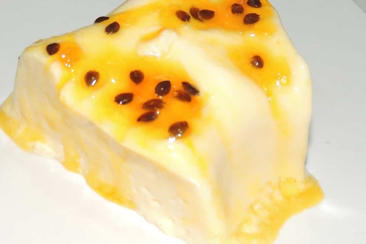 Pudim de maracujá com um sabor super refrescante e tão cremoso que desmancha na boca