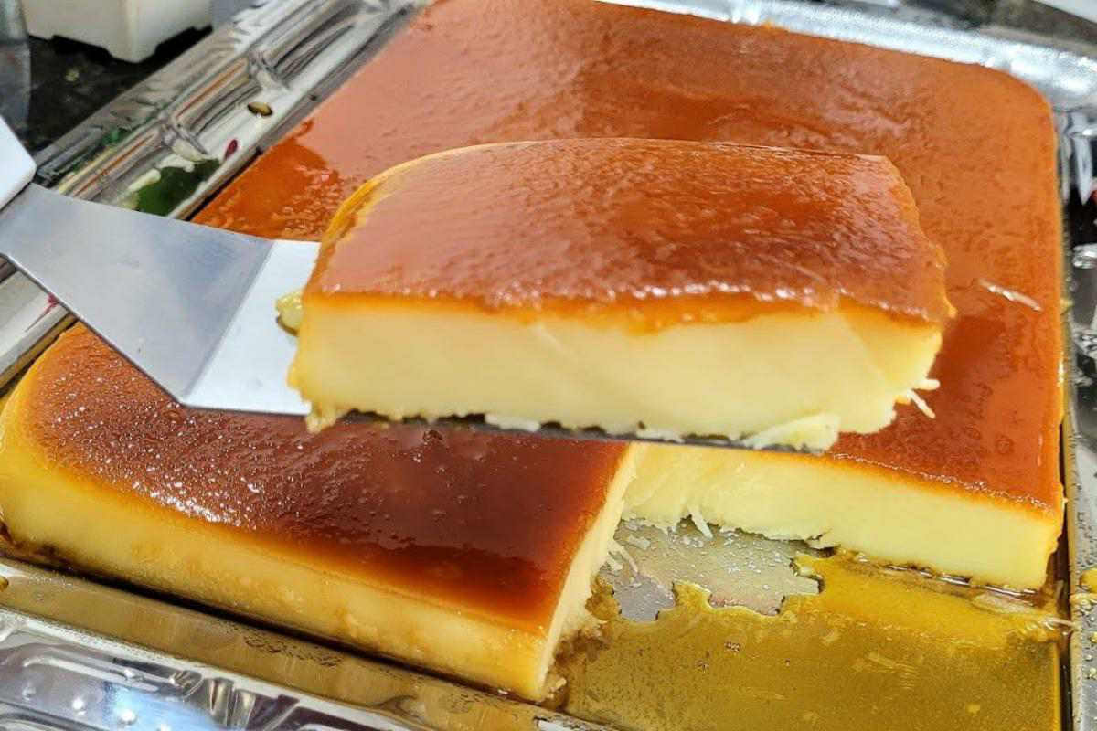 Pudim de padaria bem cremosão com uma consistência incrível