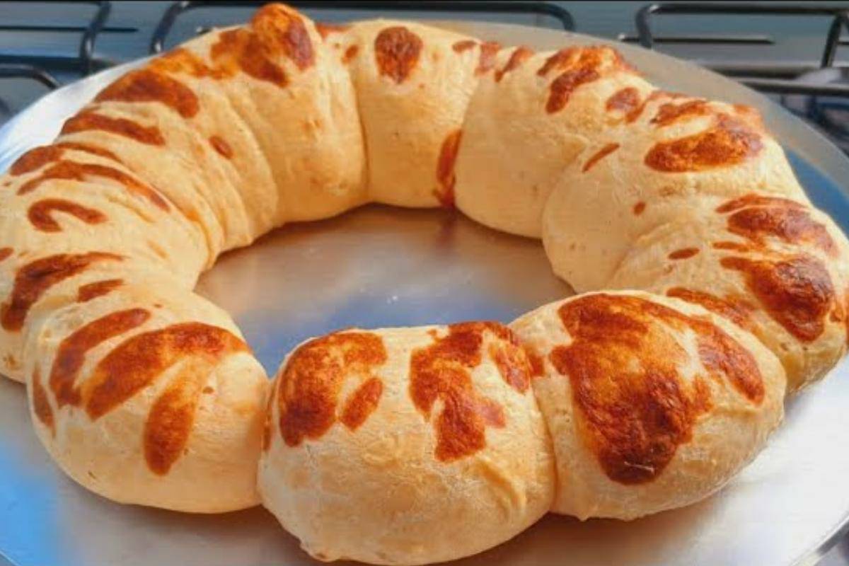 Rosca de polvilho assada para você servir com um café quentinho hoje à tarde