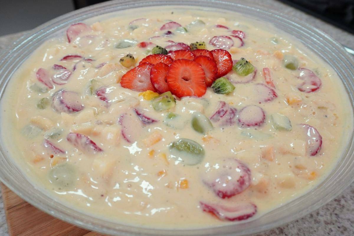 Salada de frutas cremosa todo mundo adora e dá para fazer no domingo de dia das mães