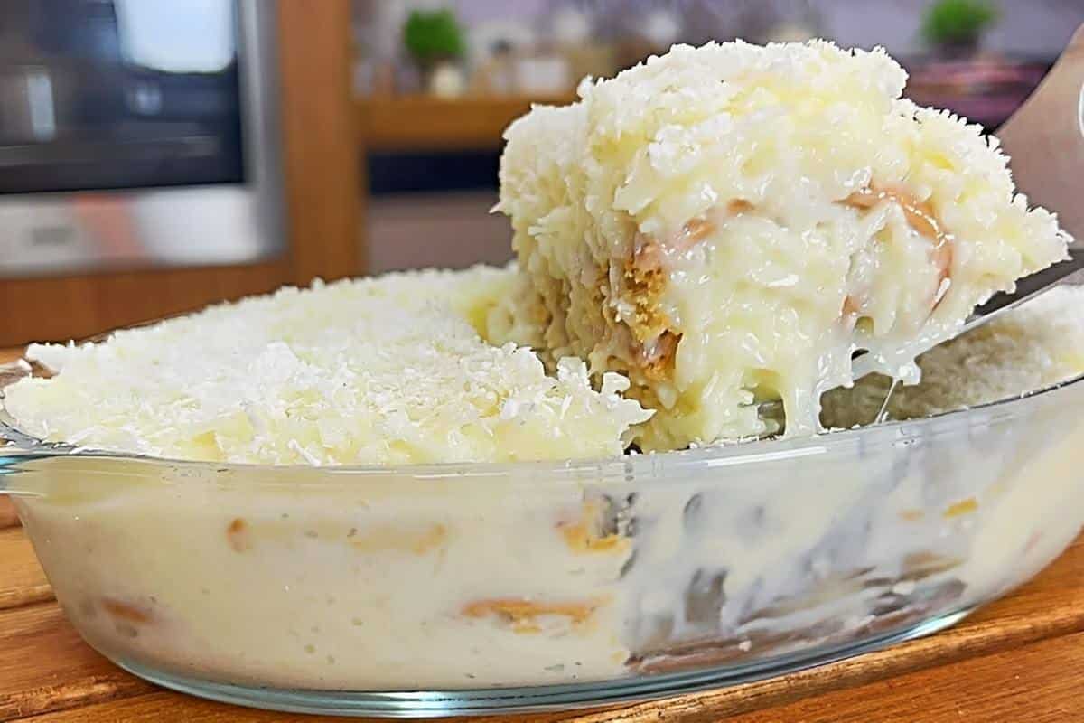 Sobremesa de coco bem molhadinha e cremosa para você querer fazer todo final de semana