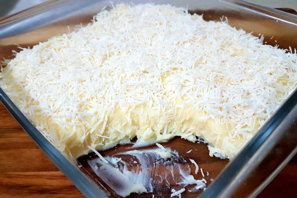 Sobremesa gelada com coco muito cremosa e feita com poucos ingredientes