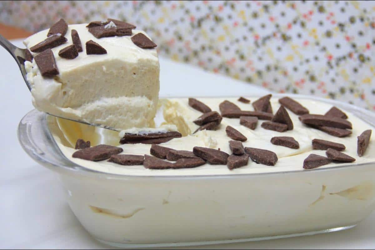 Sobremesa gelada de leite condensado com poucos ingredientes para comer geladinha