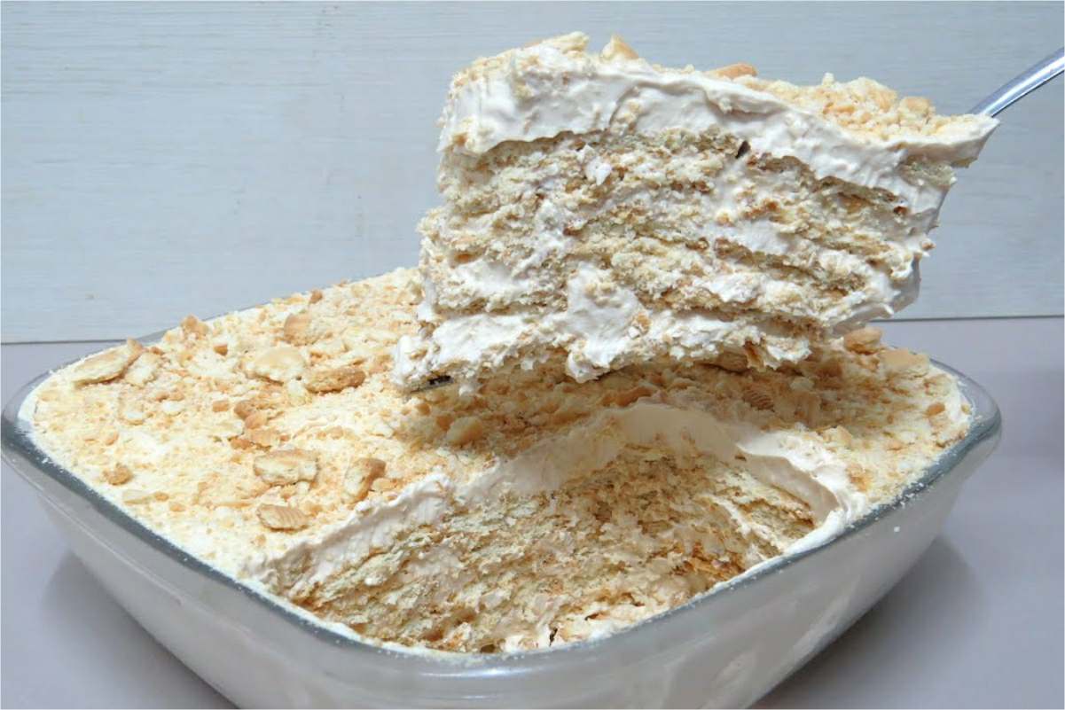 Sobremesa gelada simples com várias camadas e mega cremosa