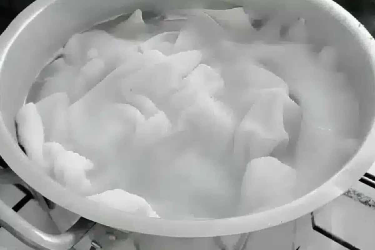 Como tirar amarelado de roupas brancas sem precisar ficar esfregando um tempão no tanque